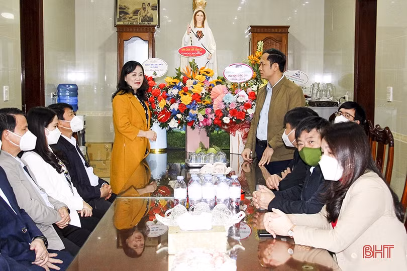 Trưởng ban Dân vận Tỉnh ủy chúc mừng Giáng sinh tại Đức Thọ