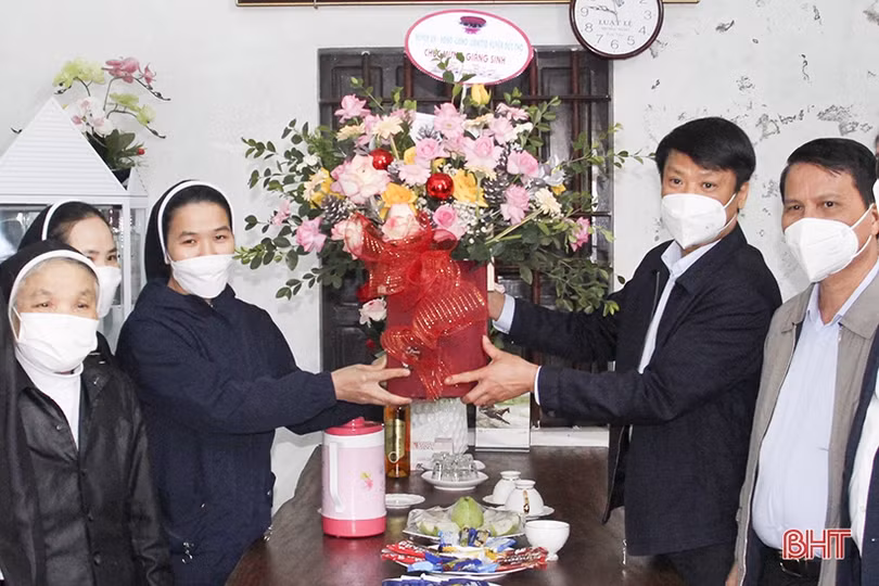 Trưởng ban Dân vận Tỉnh ủy chúc mừng Giáng sinh tại Đức Thọ