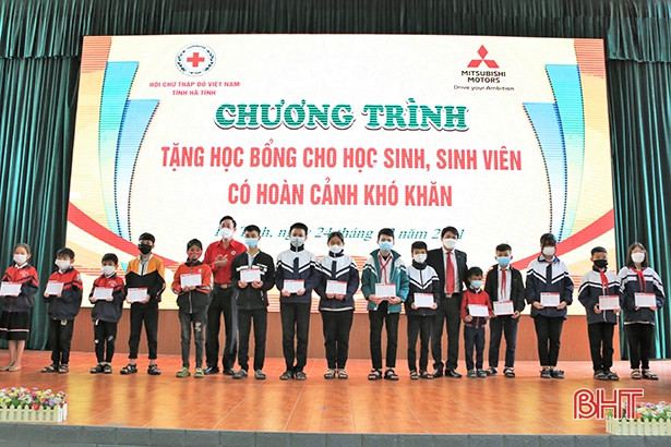 Trao 39 suất học bổng cho học sinh, sinh viên khó khăn