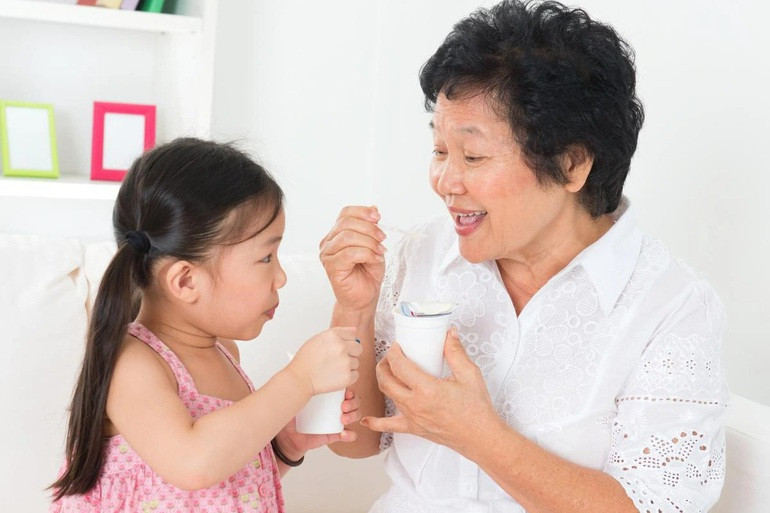 Bà trông cháu, việc bất khả thi? - 1 Bà trông cháu, việc bất khả thi?