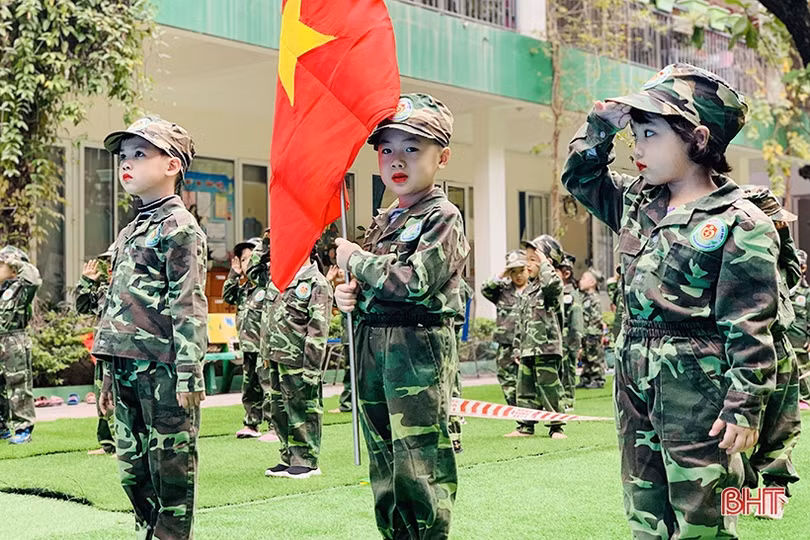 Bé mầm non Trí Đức hóa thân thành những chiến sỹ nhí