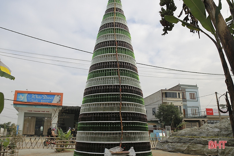 Độc đáo cây thông Noel làm từ 15.000 vỏ chai bia ở Hà Tĩnh