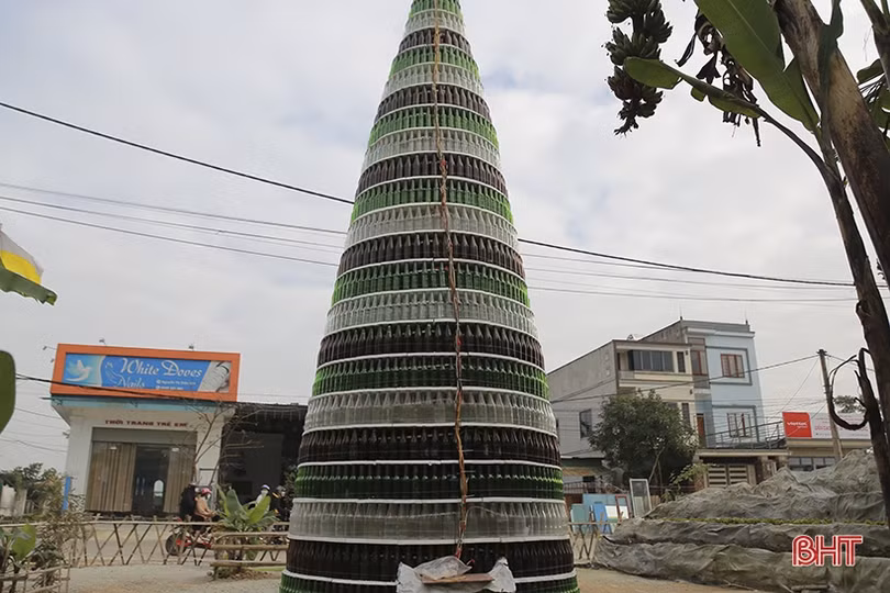 Độc đáo cây thông Noel làm từ 15.000 vỏ chai bia ở Hà Tĩnh