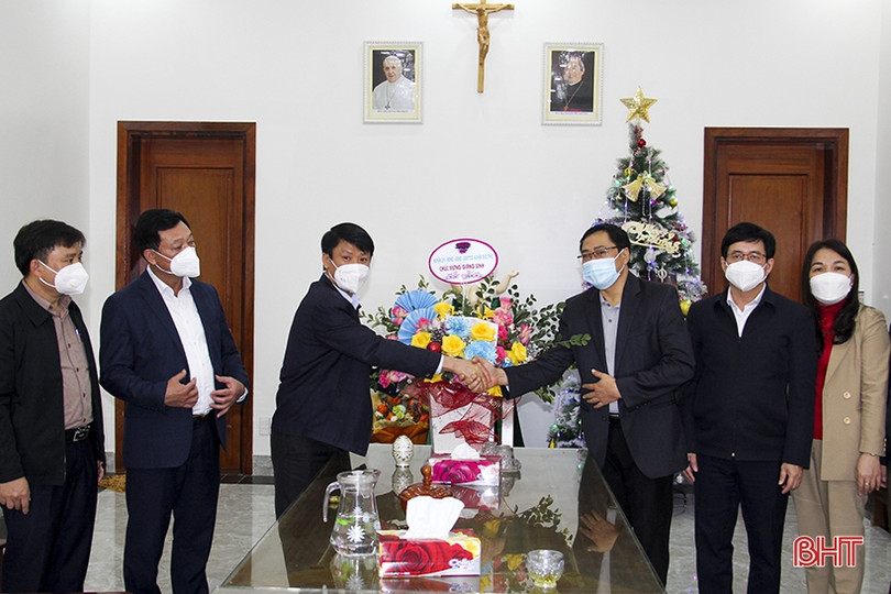 Trưởng ban Dân vận Tỉnh ủy chúc mừng Giáng sinh tại Đức Thọ