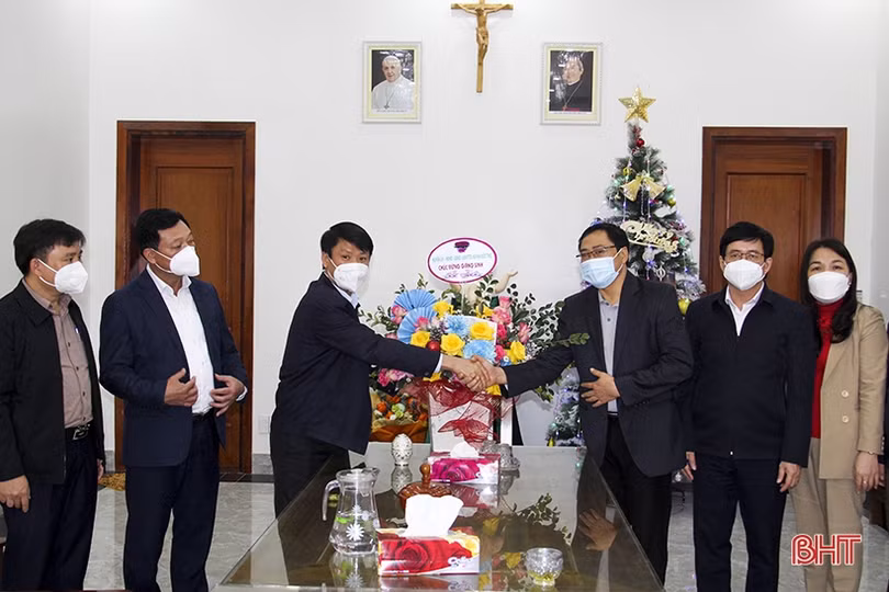Trưởng ban Dân vận Tỉnh ủy chúc mừng Giáng sinh tại Đức Thọ