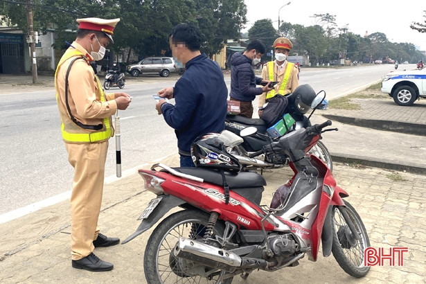 Công an TX Hồng Lĩnh xử phạt gần 170 triệu đồng các lỗi vi phạm giao thông