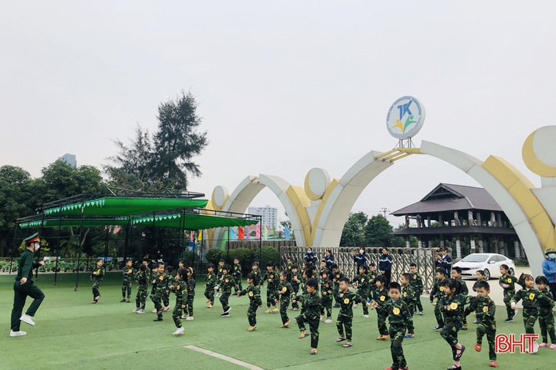 Các bé mầm non Trung Kiên thích làm chú bộ đội