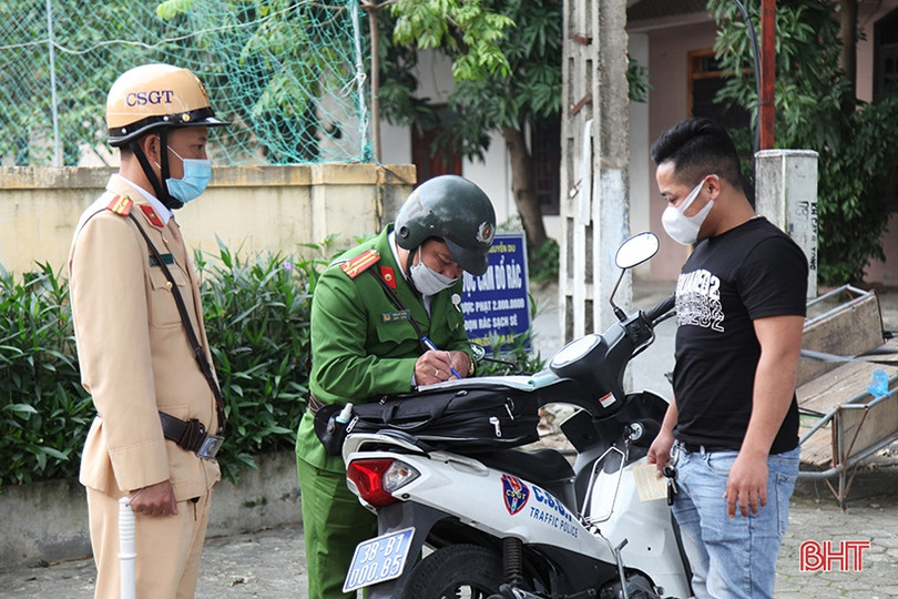 TP Hà Tĩnh: Nhiều phương tiện dừng đỗ sai quy định bị xử phạt