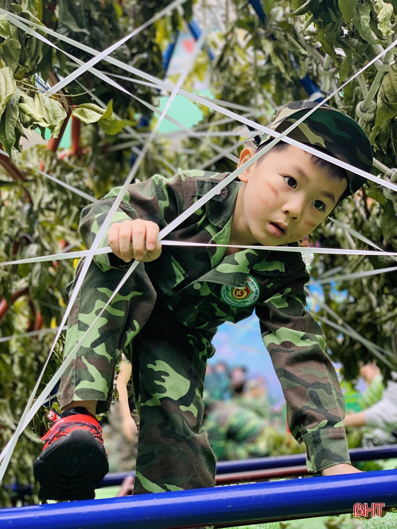 Bé mầm non Trí Đức hóa thân thành những chiến sỹ nhí