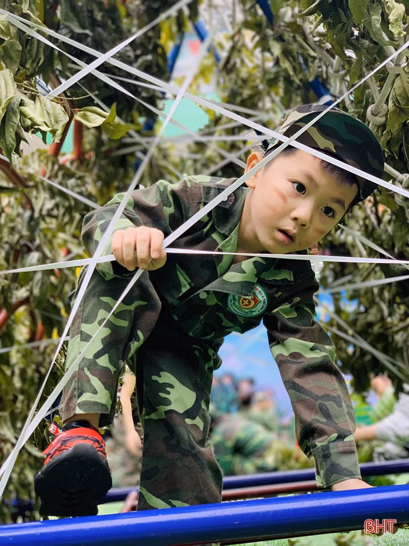 Bé mầm non Trí Đức hóa thân thành những chiến sỹ nhí