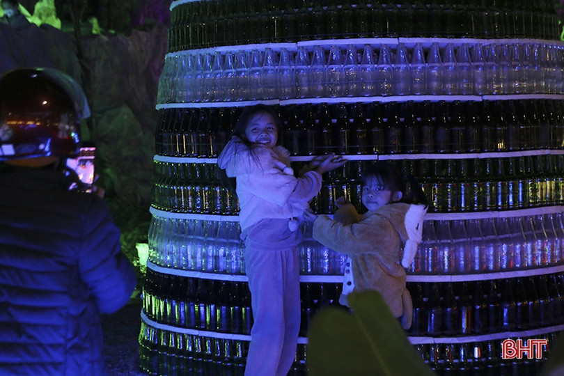 Độc đáo cây thông Noel làm từ 15.000 vỏ chai bia ở Hà Tĩnh