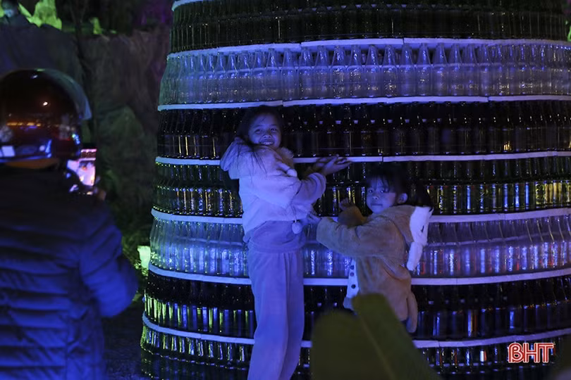 Độc đáo cây thông Noel làm từ 15.000 vỏ chai bia ở Hà Tĩnh