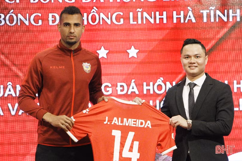Hồng Lĩnh Hà Tĩnh đón ngoại binh đầu tiên của mùa giải V.League 2022