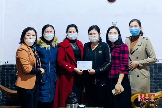 Các cấp hội phụ nữ Hà Tĩnh tặng gần 500 suất quà nhân dịp Giáng sinh 2021