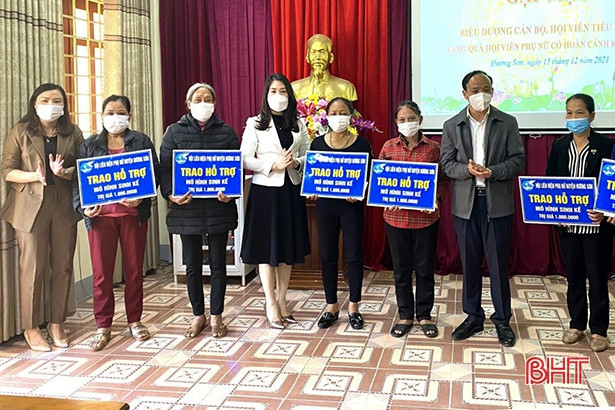 Các cấp hội phụ nữ Hà Tĩnh tặng gần 500 suất quà nhân dịp Giáng sinh 2021