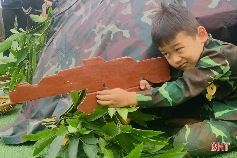 Các bé mầm non Trung Kiên thích làm chú bộ đội