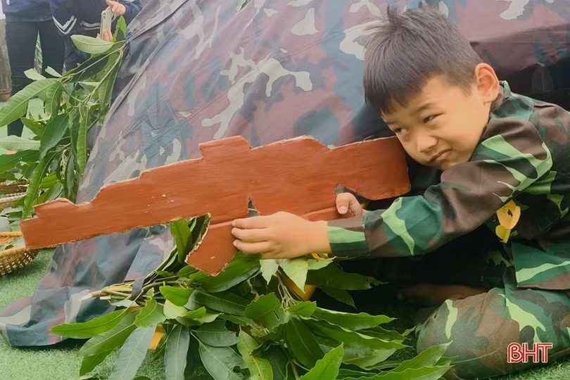 Các bé mầm non Trung Kiên thích làm chú bộ đội