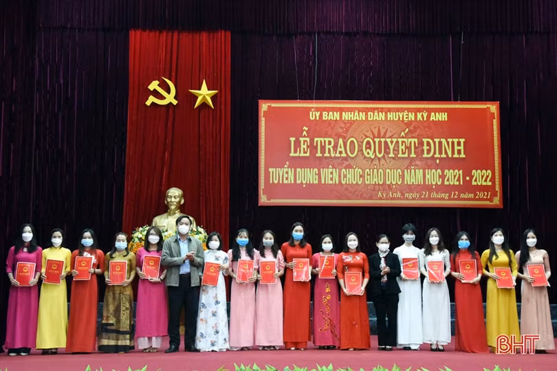 Huyện Kỳ Anh trao quyết định tuyển dụng 96 giáo viên