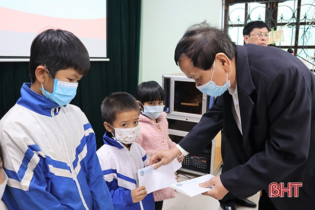 Trao 63 suất quà và học bổng cho giáo viên, học sinh có hoàn cảnh khó khăn ở Can Lộc