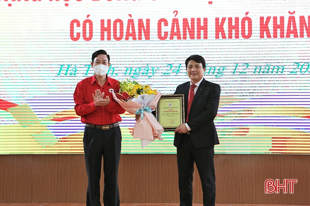 Trao 39 suất học bổng cho học sinh, sinh viên khó khăn