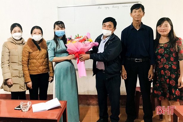 Các cấp hội phụ nữ Hà Tĩnh tặng gần 500 suất quà nhân dịp Giáng sinh 2021