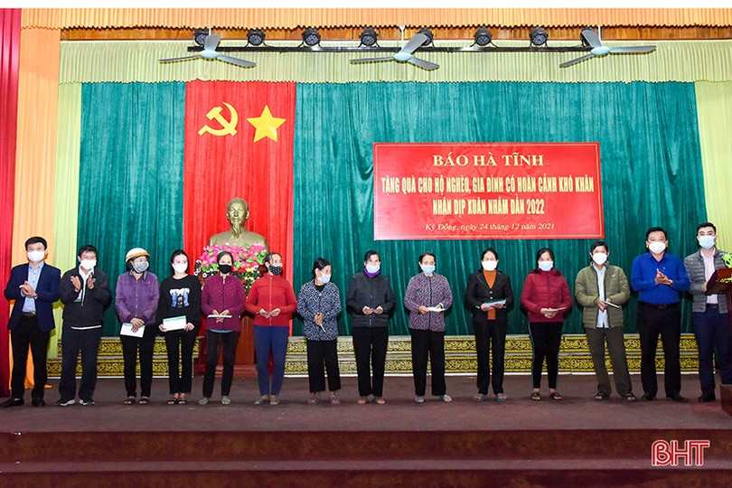Báo Hà Tĩnh trao 60 suất quà tết cho hộ nghèo, gia đình khó khăn Kỳ Đồng