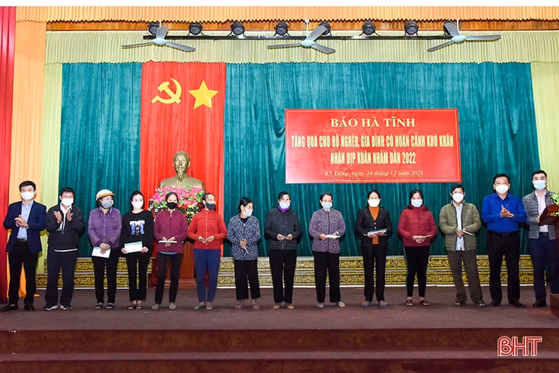 Báo Hà Tĩnh trao 60 suất quà tết cho hộ nghèo, gia đình khó khăn Kỳ Đồng