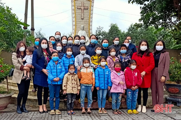 Các cấp hội phụ nữ Hà Tĩnh tặng gần 500 suất quà nhân dịp Giáng sinh 2021