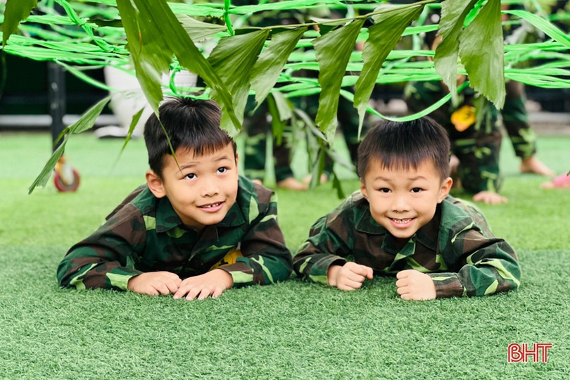 Các bé mầm non Trung Kiên thích làm chú bộ đội
