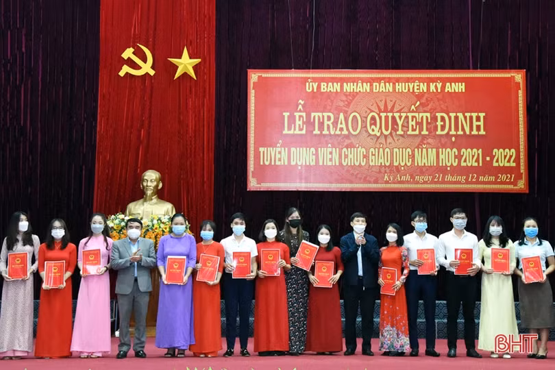 Huyện Kỳ Anh trao quyết định tuyển dụng 96 giáo viên