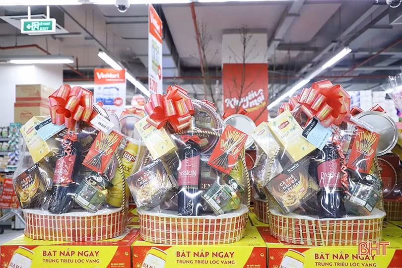 Ngập tràn không khí tết trong các gian hàng ở Hà Tĩnh