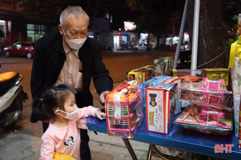 Sắp đến Noel, dịch vụ tặng quà lại nhộn nhịp