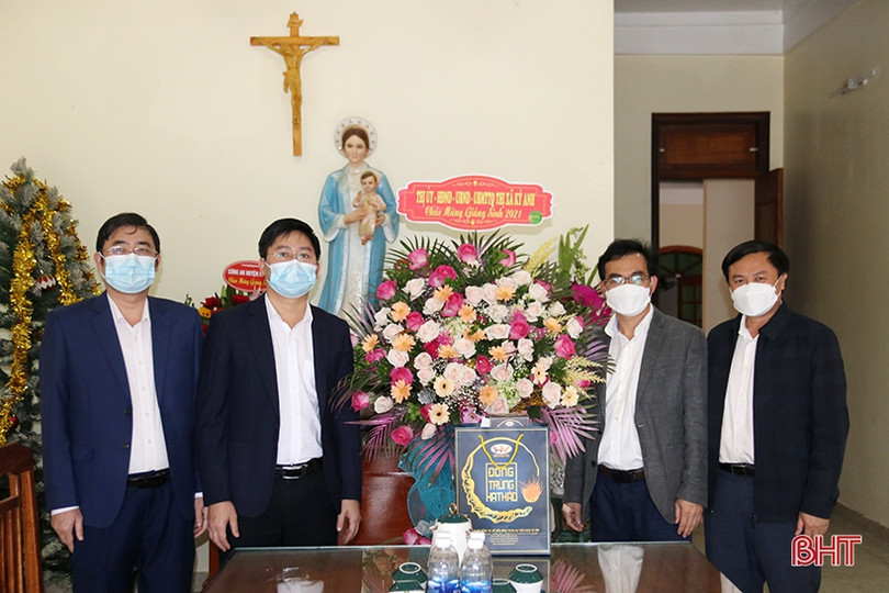 Lãnh đạo Hà Tĩnh chúc mừng Giáng sinh Giáo hạt Kỳ Anh