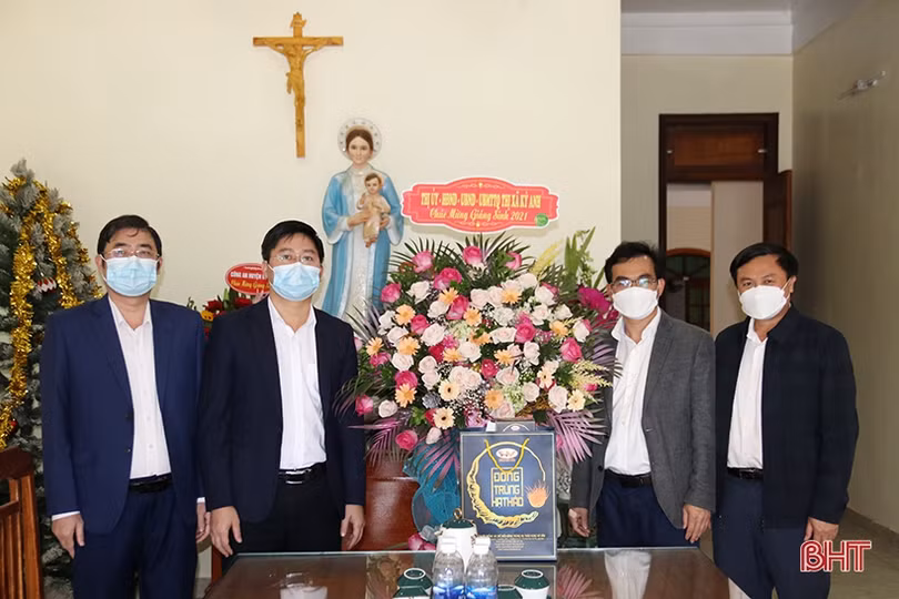 Lãnh đạo Hà Tĩnh chúc mừng Giáng sinh Giáo hạt Kỳ Anh