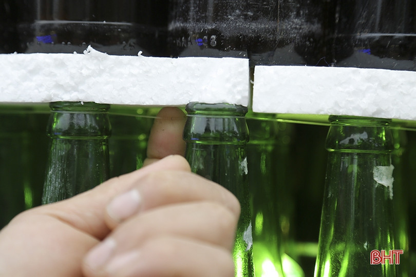 Độc đáo cây thông Noel làm từ 15.000 vỏ chai bia ở Hà Tĩnh