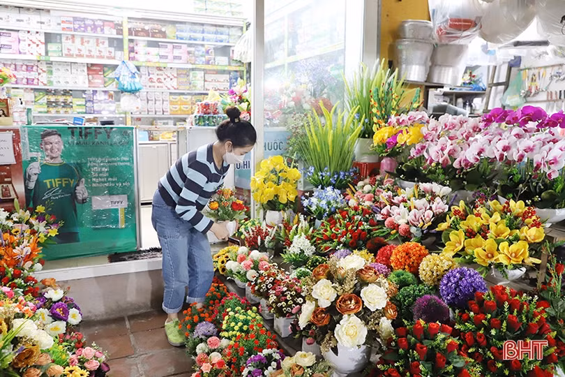 Ngập tràn không khí tết trong các gian hàng ở Hà Tĩnh