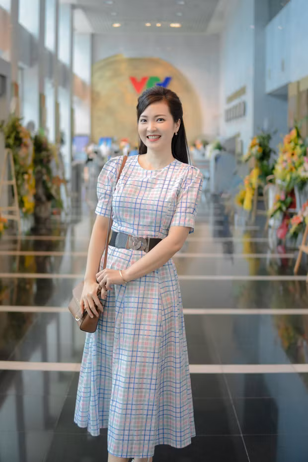 Nhan sắc xinh đẹp, lôi cuốn của người thay thế BTV Hoài Anh dẫn Thời sự VTV