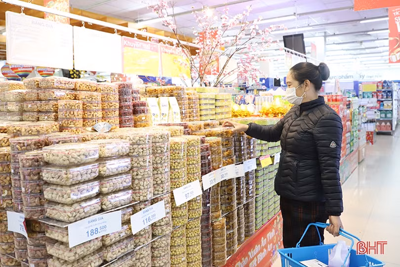 Ngập tràn không khí tết trong các gian hàng ở Hà Tĩnh