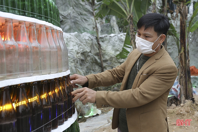 Độc đáo cây thông Noel làm từ 15.000 vỏ chai bia ở Hà Tĩnh