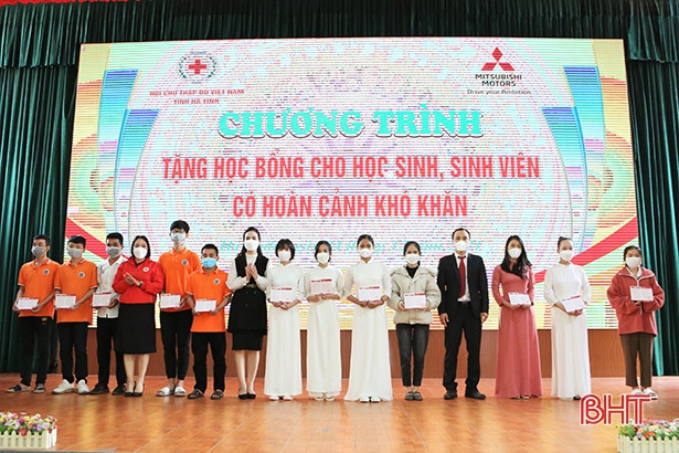 Trao 39 suất học bổng cho học sinh, sinh viên khó khăn