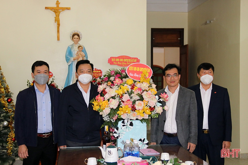 Lãnh đạo Hà Tĩnh chúc mừng Giáng sinh Giáo hạt Kỳ Anh
