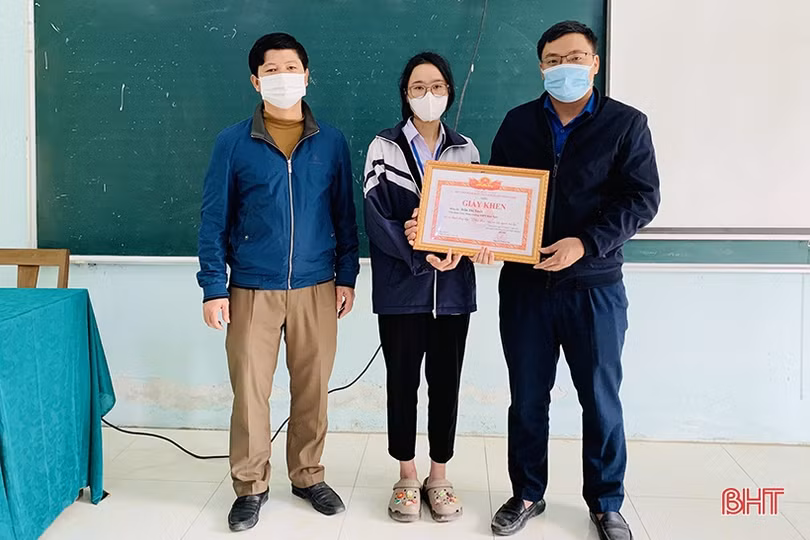 Nhặt được gần 17 triệu đồng, nữ sinh Hà Tĩnh tìm cách trả lại người đã đánh rơi