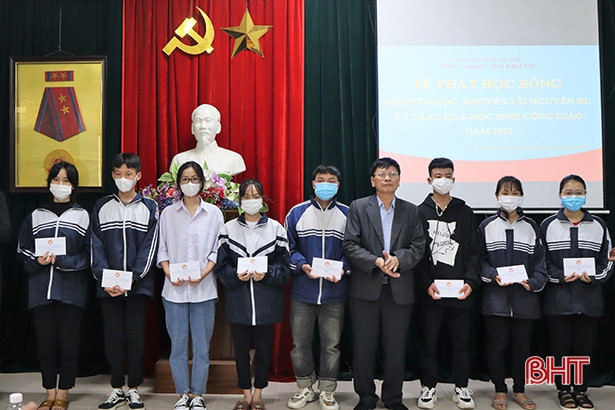 Trao 63 suất quà và học bổng cho giáo viên, học sinh có hoàn cảnh khó khăn ở Can Lộc