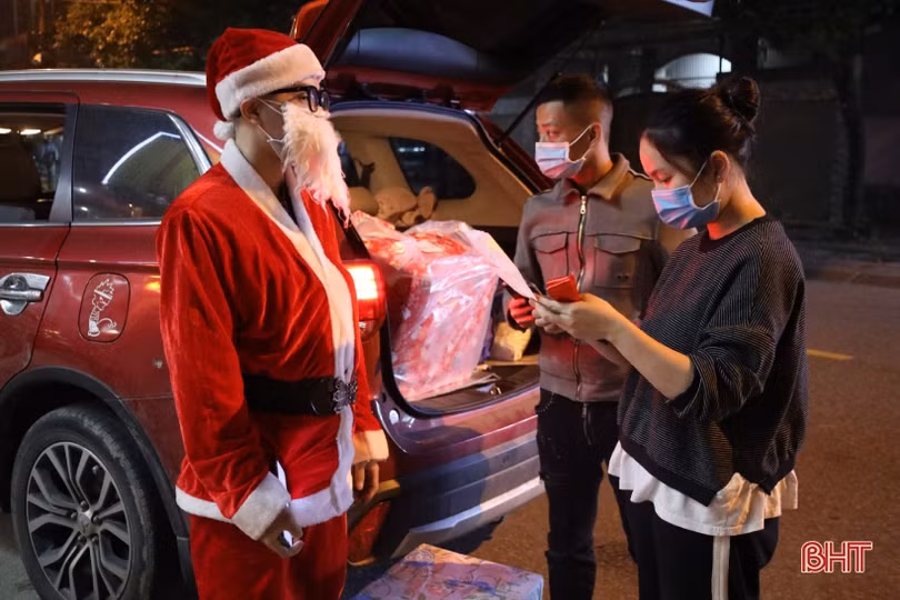Sắp đến Noel, dịch vụ tặng quà lại nhộn nhịp