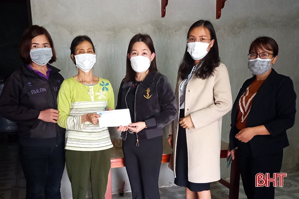 Các cấp hội phụ nữ Hà Tĩnh tặng gần 500 suất quà nhân dịp Giáng sinh 2021