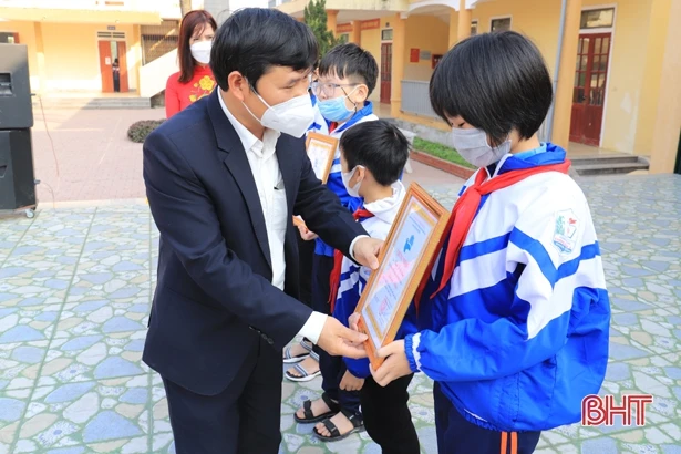 Nghi Xuân trao 14 giải các cuộc thi sáng tạo năm 2021