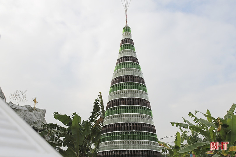 Độc đáo cây thông Noel làm từ 15.000 vỏ chai bia ở Hà Tĩnh