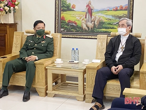 Bộ Tư lệnh Quân khu 4 chúc mừng Tòa Giám mục Giáo phận Hà Tĩnh