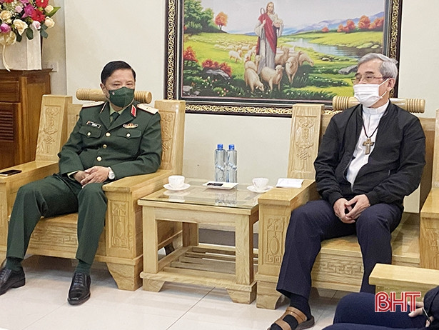Bộ Tư lệnh Quân khu 4 chúc mừng Tòa Giám mục Giáo phận Hà Tĩnh