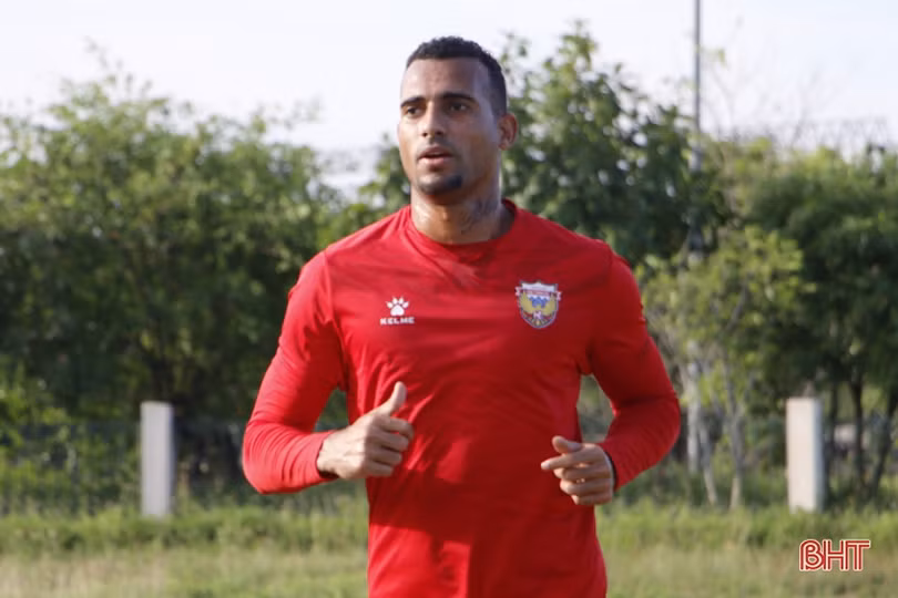Hồng Lĩnh Hà Tĩnh đón ngoại binh đầu tiên của mùa giải V.League 2022